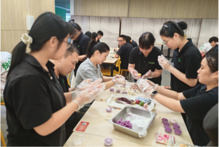 速普电子员工中秋冰皮月饼DIY现场成品与模具
