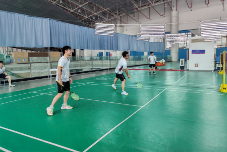 速普电子2026中秋羽毛球赛扣杀与裁判计分现场