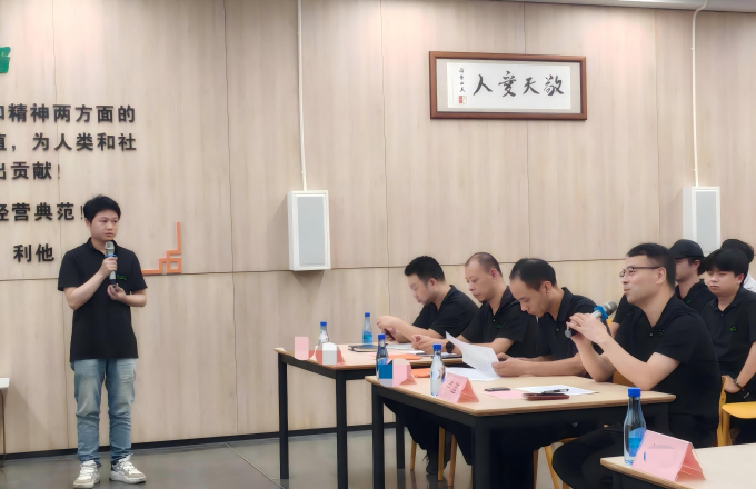 速普电子研发部代表正在进行改善项目PPT汇报与数据展示
